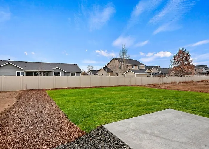 Beautiful Brand New Kuna Home!
