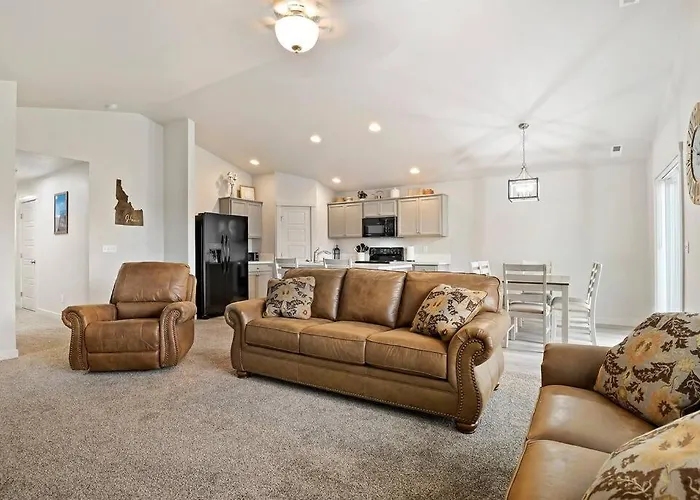 Beautiful Brand New Kuna Home!