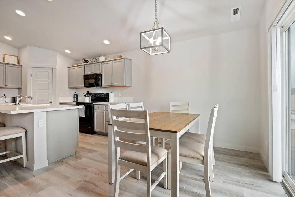 Beautiful Brand New Home! Villa