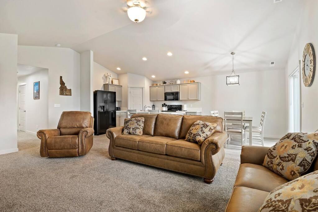 Beautiful Brand New Home!